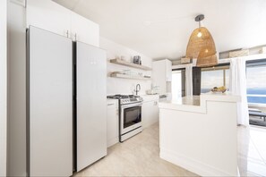 Geladeira, micro-ondas, fogão, cooktop