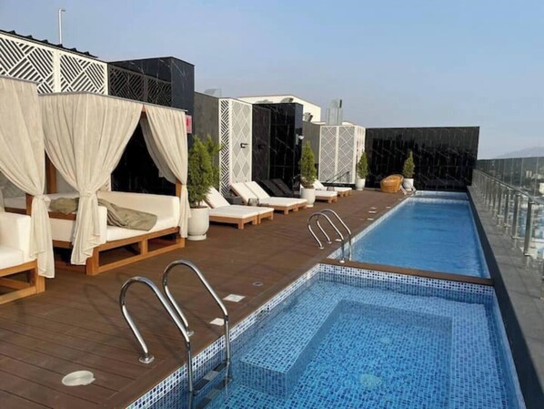 Una piscina al aire libre