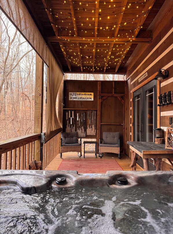 Pool - Sweet Retreat Cabin - Fiber Optic Wi-Fi, Hot tub, Pool table and more.... (Cleveland)