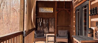 Sweet Retreat Cabin -  Fiber Optic Wi-Fi, Hot tub, Pool table and more....