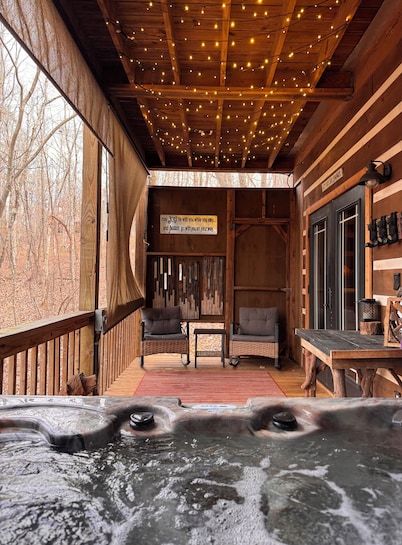 Sweet Retreat Cabin -  Fiber Optic Wi-Fi, Hot tub, Pool table and more....