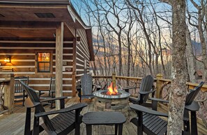 Terrace/patio - Sweet Retreat Cabin - Fiber Optic Wi-Fi, Hot tub, Pool table and more.... (Cleveland)