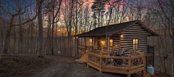 Sweet Retreat Cabin -  Fiber Optic Wi-Fi, Hot tub, Pool table and more....