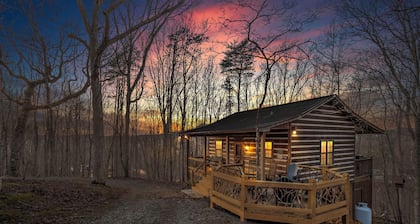 Sweet Retreat Cabin - Fiber Optic Wi-Fi, Hot tub, Pool table and more....