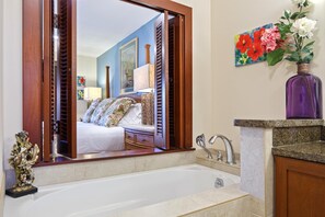 Condo (3 Bedrooms) | Phòng tắm | Buồng tắm vòi sen, đồ dùng nhà tắm được thiết kế riêng 