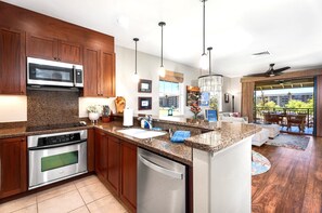 Microwave, oven, coffee/tea maker, electric kettle - Halii Kai HLI-19G by KBM (Waikoloa)