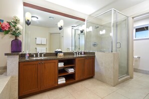 Huoneisto (3 Bedrooms) | Kylpyhuone | Suihku, designer-hygieniatuotteet