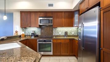 Condo (3 Bedrooms) | Private kitchen | Microwave, oven, coffee/tea maker, electric kettle