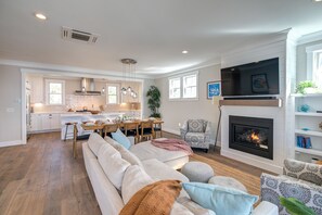 Smart TV, fireplace, books, music library - Ocean-View Home- Chefs Kitchen,  Private Hot Tub, Dog Friendly, Double Patio (Pacific Beach)