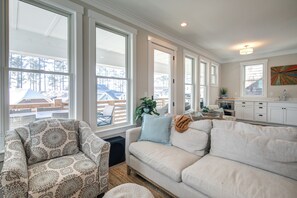Smart TV, fireplace, books, music library - Ocean-View Home- Chefs Kitchen,  Private Hot Tub, Dog Friendly, Double Patio (Pacific Beach)