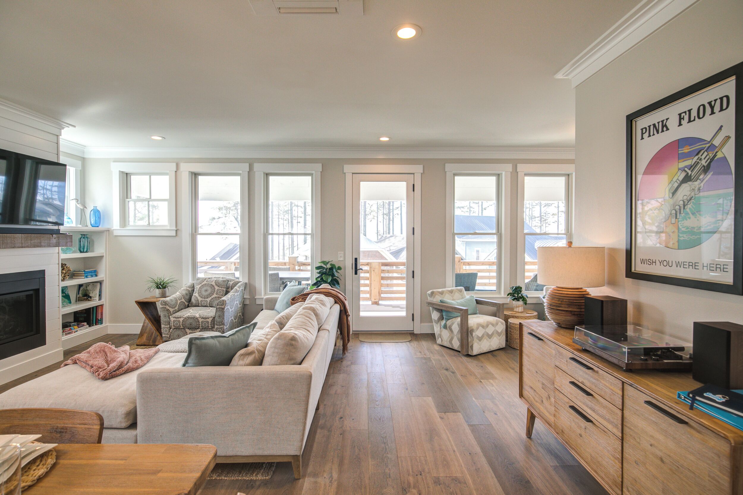 Smart TV, chimenea, libros y biblioteca musical 