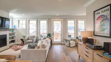 Smart TV, chimenea, libros y biblioteca musical