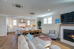 Smart TV, fireplace, books, music library - Ocean-View Home- Chefs Kitchen,  Private Hot Tub, Dog Friendly, Double Patio (Pacific Beach)