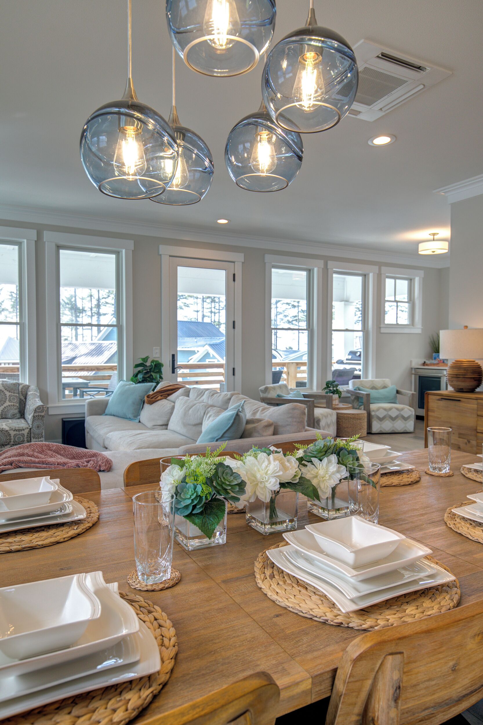 Smart TV, chimenea, libros y biblioteca musical 