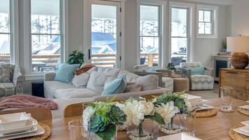 Smart TV, chimenea, libros y biblioteca musical