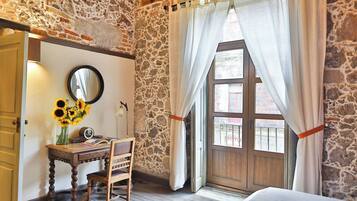 1 makuuhuone, työpöytä, silitysrauta/-lauta, vauvan matkasänky