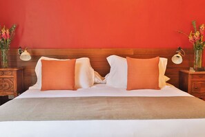 1 habitación, escritorio, tabla de planchar con plancha y cuna de viaje 