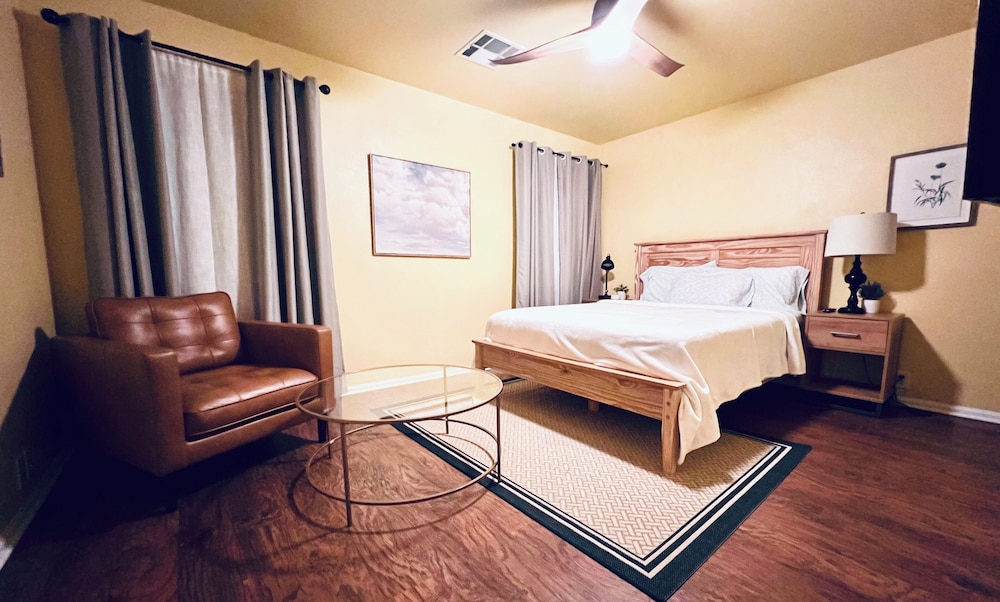 Charming 3bedroom townhome, BMT Lackland, near SeaWorld, & 15mins to Downtown Far West Side