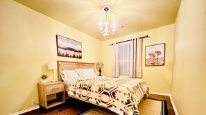 3 bedrooms, desk, iron/ironing board, travel cot - Charming 3-bedroom townhome, BMT Lackland, near SeaWorld, & 15mins to Downtown (San Antonio)
