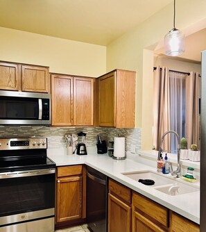 Fridge, microwave, oven, stovetop - Charming 3-bedroom townhome, BMT Lackland, near SeaWorld, & 15mins to Downtown (San Antonio)