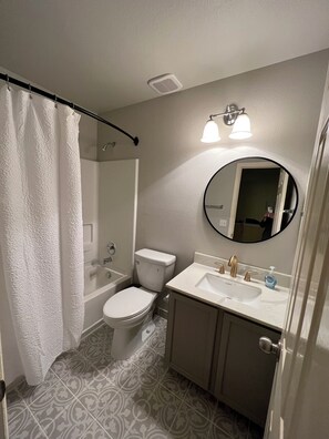 Hair dryer, towels, soap, toilet paper - Charming 3-bedroom townhome, BMT Lackland, near SeaWorld, & 15mins to Downtown (San Antonio)