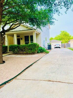 Property grounds - Charming 3-bedroom townhome, BMT Lackland, near SeaWorld, & 15mins to Downtown (San Antonio)