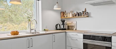 冷蔵庫、コンロ、食器洗い機、コーヒー / ティーメーカー