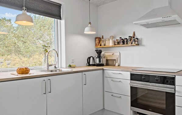 Refrigerador, placa de cocina, lavavajillas, cafetera/tetera