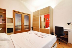 2 bedrooms, desk, iron/ironing board, bed sheets