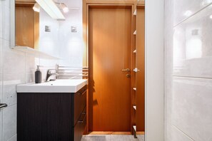 Hårføner, bidé og håndklær