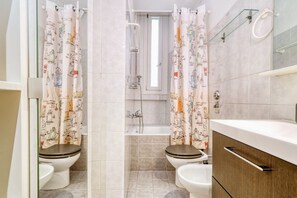 Hair dryer, bidet, towels - Reflections of Colors (Milano)