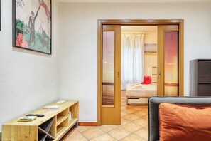 2 bedrooms, desk, iron/ironing board, bed sheets - Reflections of Colors (Milano)