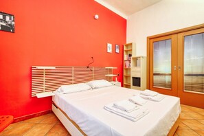 2 室のベッドルーム、デスク、ベッドシーツ