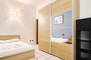 2 bedrooms, desk, iron/ironing board, bed sheets