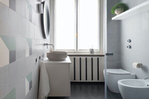 Douche, sèche-cheveux, bidet, serviettes fournies