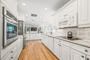 Fridge, microwave, oven, stovetop - Ocean Sunrise - Ready for Guests, Thanksgiving 2025! (Bradenton Beach)