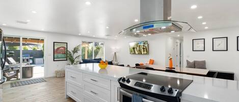 Un four, bouilloire électrique, grille-pain, moulin à café