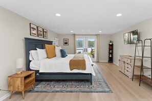 2 室のベッドルーム、デスク、アイロン / アイロン台、旅行用ベビーベッド