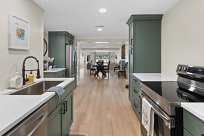 Fridge, microwave, oven, stovetop - Private Boat Ramp, Docks, Huge Views, Dog Friendly (Eatonton)