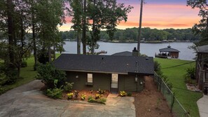 Exterior - Private Boat Ramp, Docks, Huge Views, Dog Friendly (Eatonton)