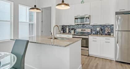 Modern Retreat
Charming 2-bedroom apart in the heart of Atlanta. LOCATION!!!