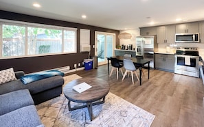Fridge, microwave, oven, stovetop - Charming 2-bedroom at Issaquah Front St (Issaquah)