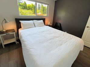 2 bedrooms, iron/ironing board, free WiFi, bed sheets - Charming 2-bedroom at Issaquah Front St (Issaquah)