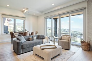 Smart TV, chimenea, oficina