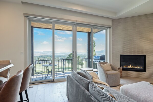 Smart TV, chimenea, oficina