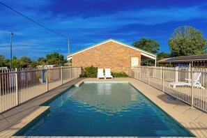 Outdoor pool - All Travellers Motor inn (Coonabarabran)