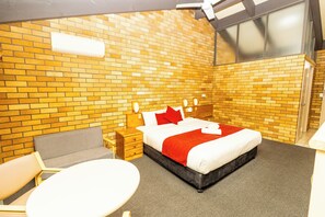 Superior Room | Desk, iron/ironing board, free WiFi - All Travellers Motor inn (Coonabarabran)