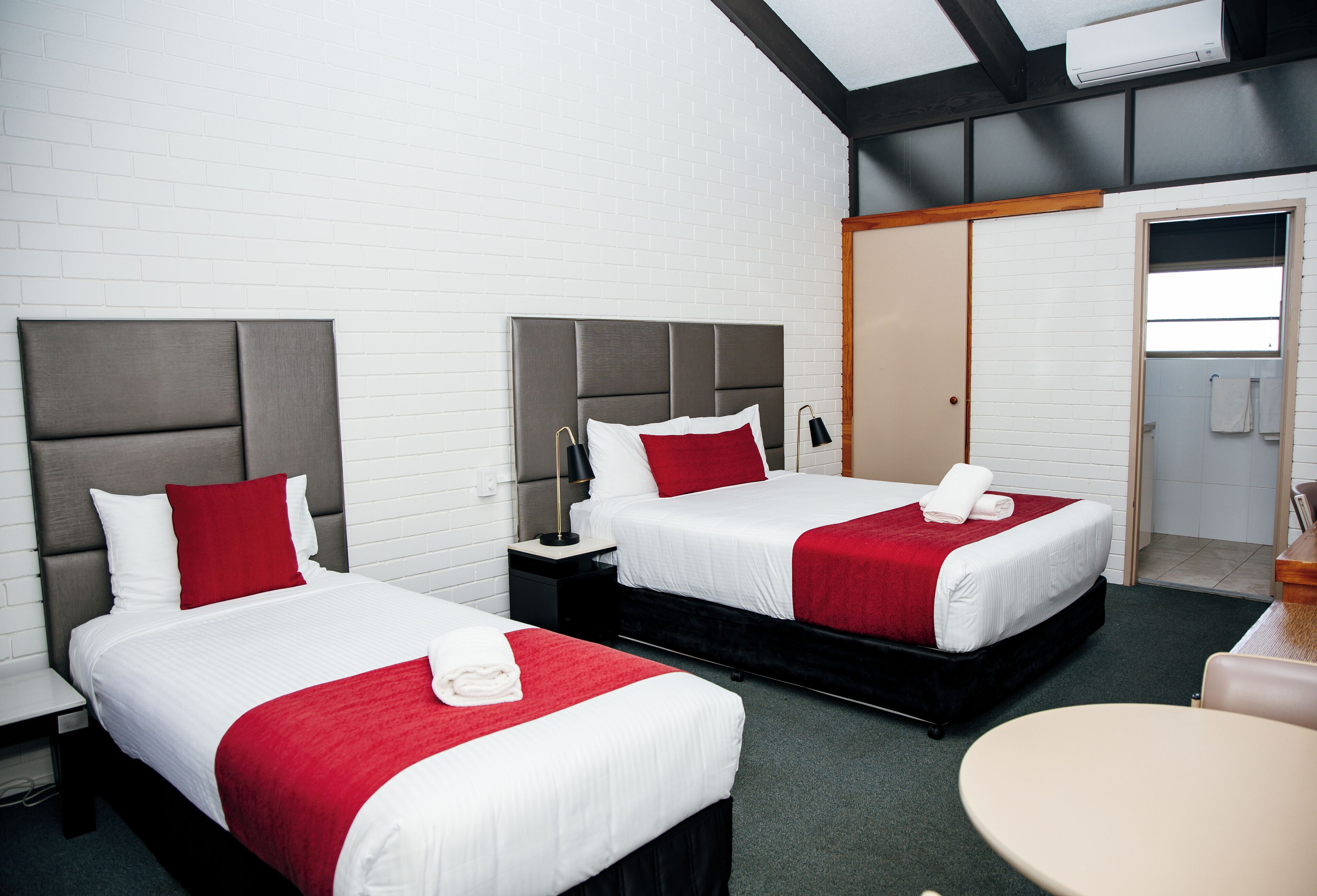 مكتب ومكواة/لوح كي وواي فاي مجانًا