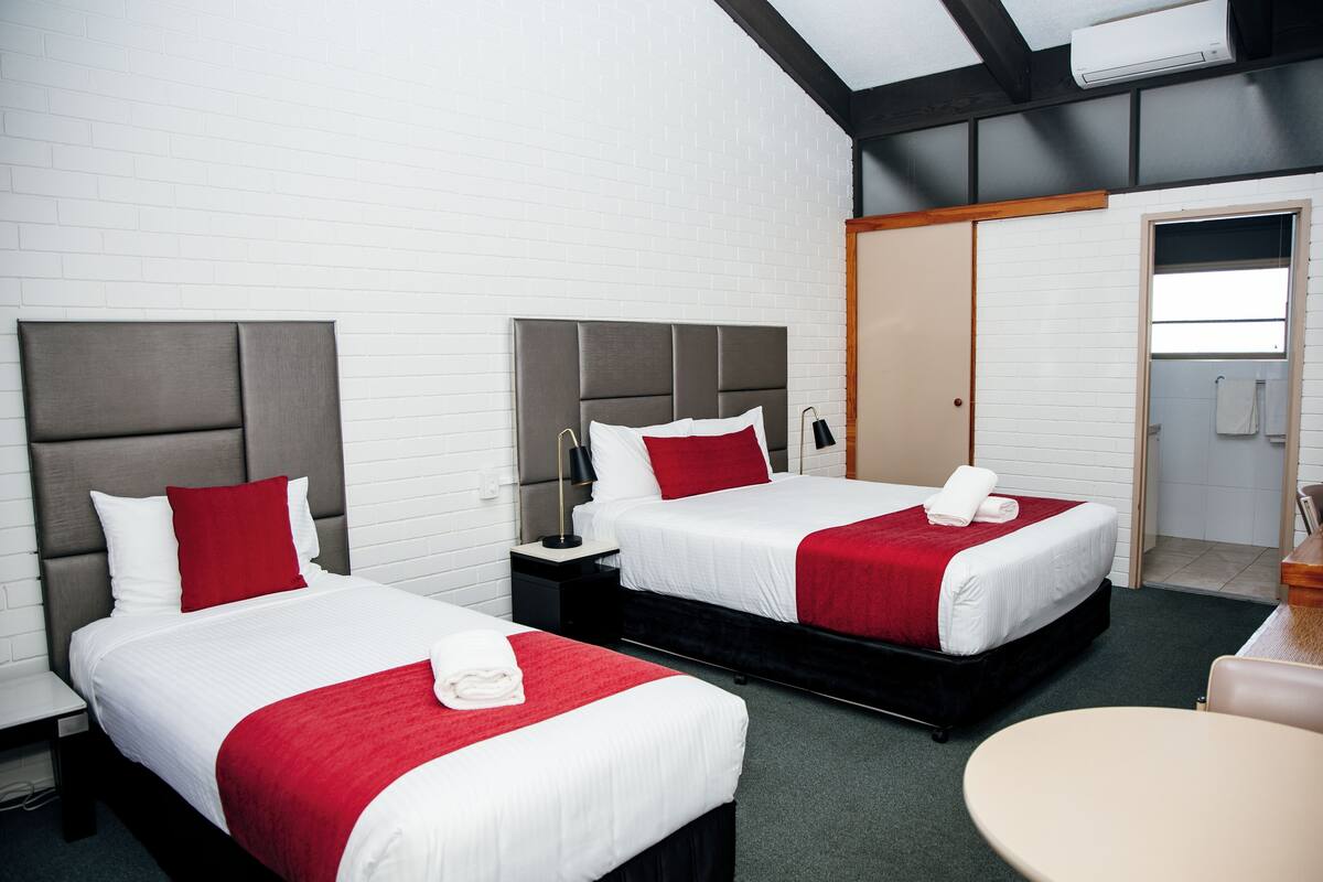 Chambre Supérieure avec lits jumeaux | Bureau, fer et planche à repasser, Wi-Fi gratuit