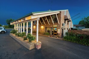 Property grounds - All Travellers Motor inn (Coonabarabran)